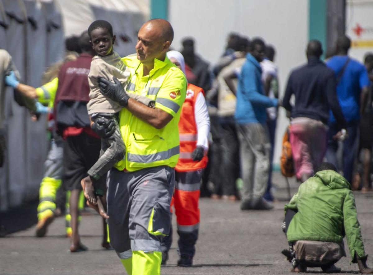 Castella i Lleó i Galícia s’ofereixen a acollir més migrants de les Canàries