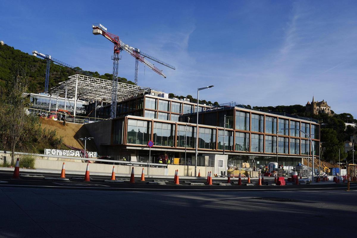 Obras del CaixaResearch Institute, ubicado frente al Museo de la Ciencia CosmoCaixa.