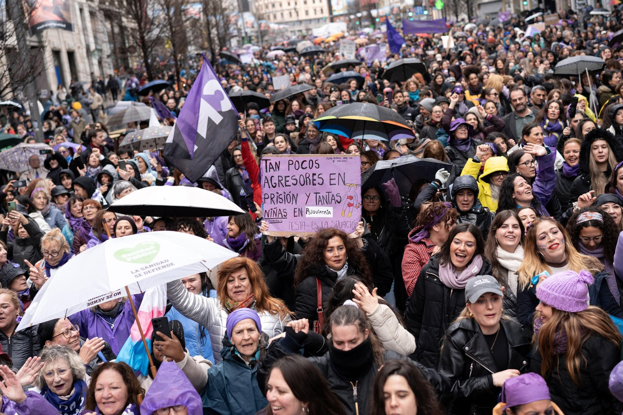 Cientos de personas durante la manifestación convocada por la Comisión 8M por el Día de la Mujer, a 8 de marzo de 2025, en Madrid (España).