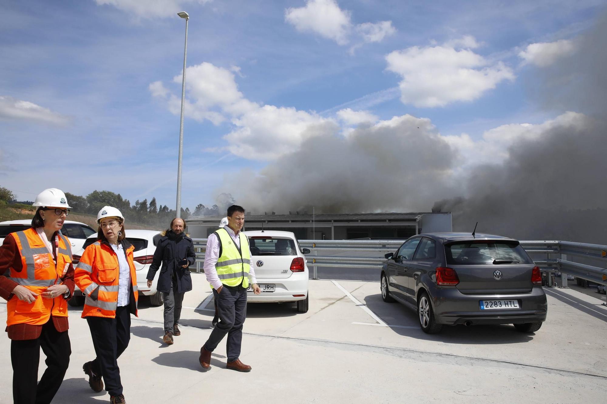 Así fue el espectacular incendio en una planta de Cogersa en Gijón (en imágenes)