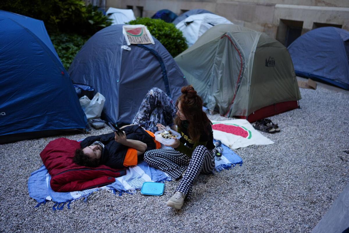 Acampada en apoyo a Palestina en la UB del Raval