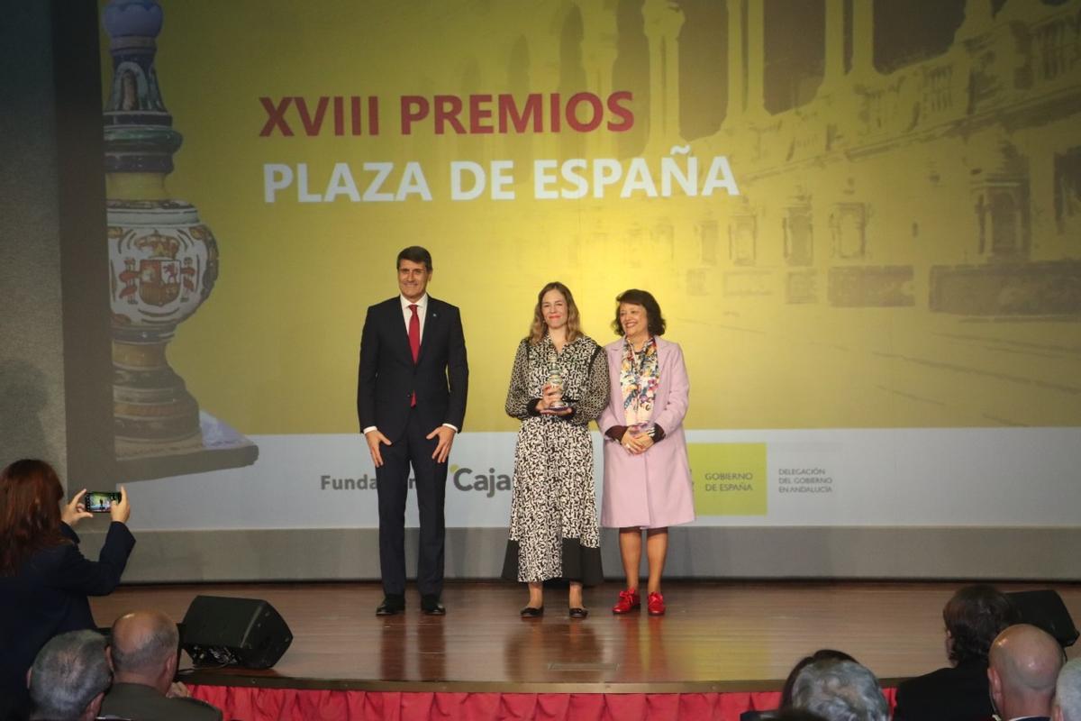 El delegado del Gobierno de España, Pedro Fernández; la presidenta del Colegio de Enfermería de Córdoba, Natalia Pérez, y la subdelegada del Gobierno, Rafaela Valenzuela.