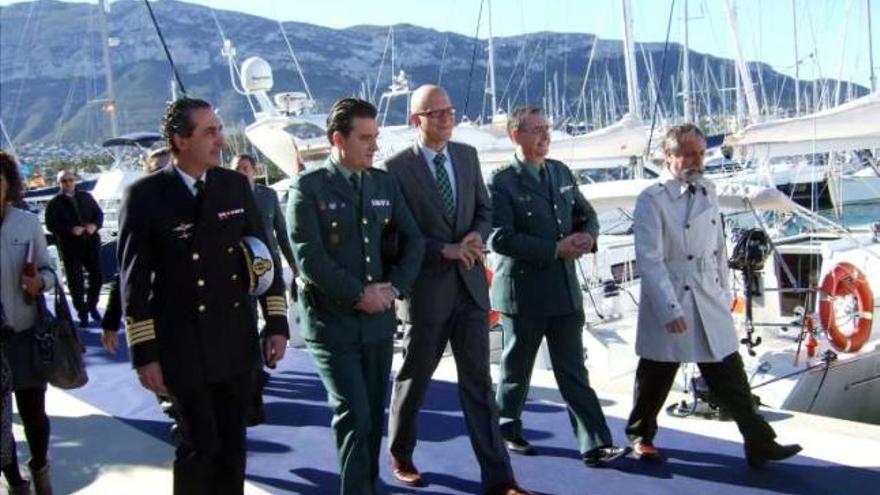 Las autoridades en el muelle de la Marina de Dénia.