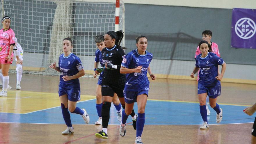 Las jugadoras ourensanas, celebrando uno de los tantos en Os Remedios. |  //  IÑAKI OSORIO