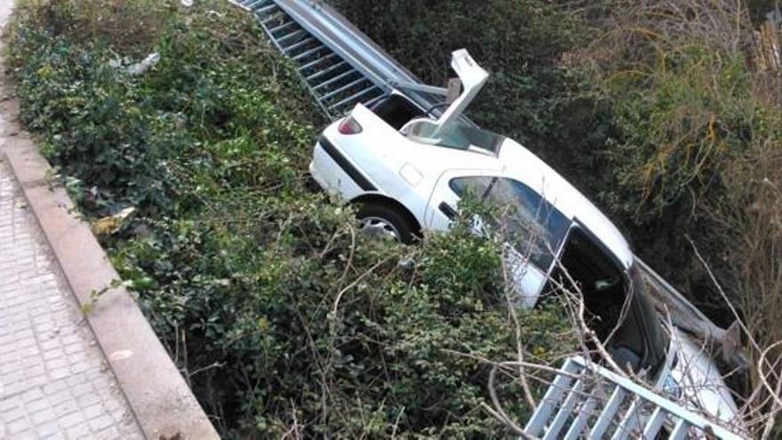 Estat en què ha quedat el vehicle després de precipitar-se per uns marges