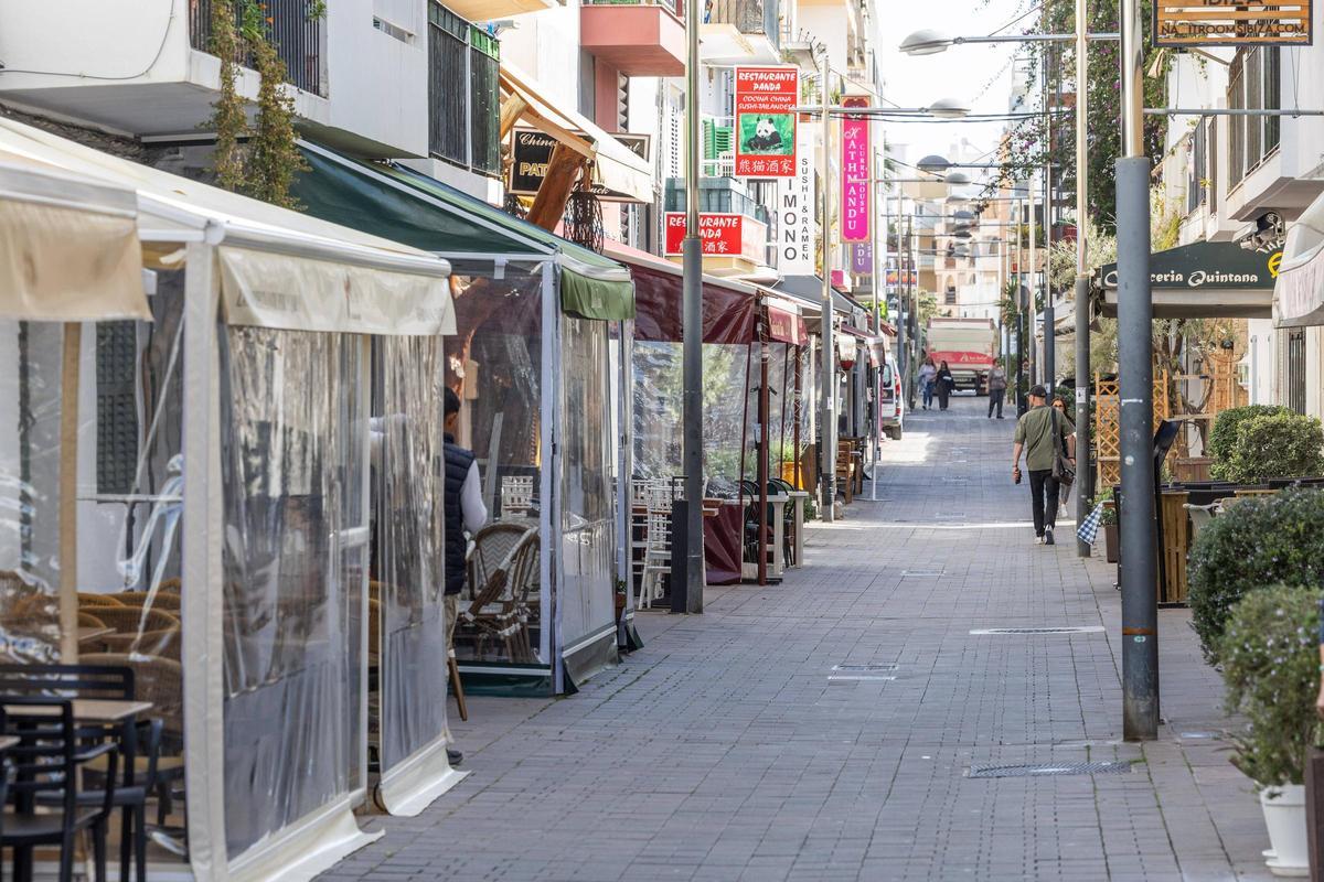 La calle Sant Vicent permanece poco transcurrida este 9 de abril.