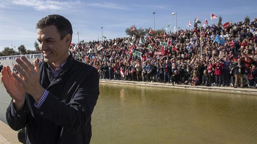 Pedro Sánchez se reúne con diputados afines y les pide &quot;tranquilidad y normalidad&quot;