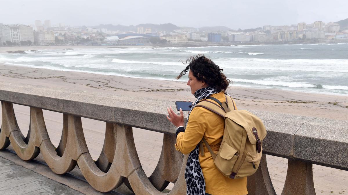 Viandante en un día de viento y lluvia en A Coruña