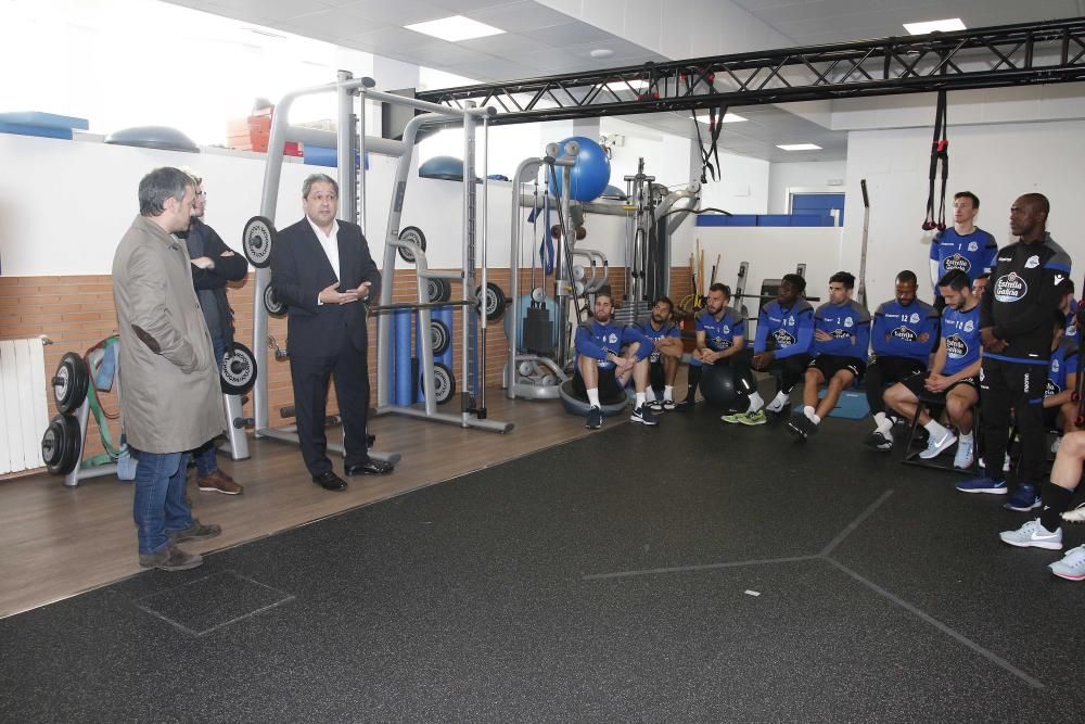 El presidente del Deportivo, Tino Fernández, acompañóal alcalde en su reunión con el equipo.