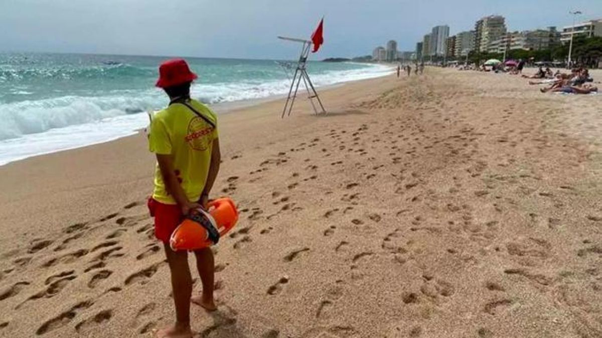 Un socorrista a Platja d'Aro, en una imatge d'arxiu.