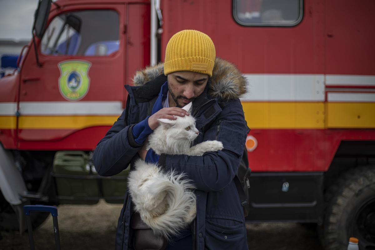 Lofti, un estudiante marroquí que residía en Járkov, posa con su gato Sergio tras llegar a Eslovaquia huyendo de Ucrania.