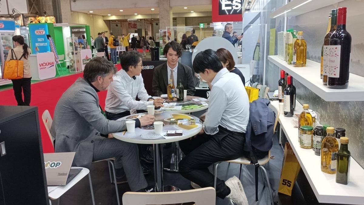 Un expositor del grupo agraolimentario malagueño Dcoop en una feria internacional.