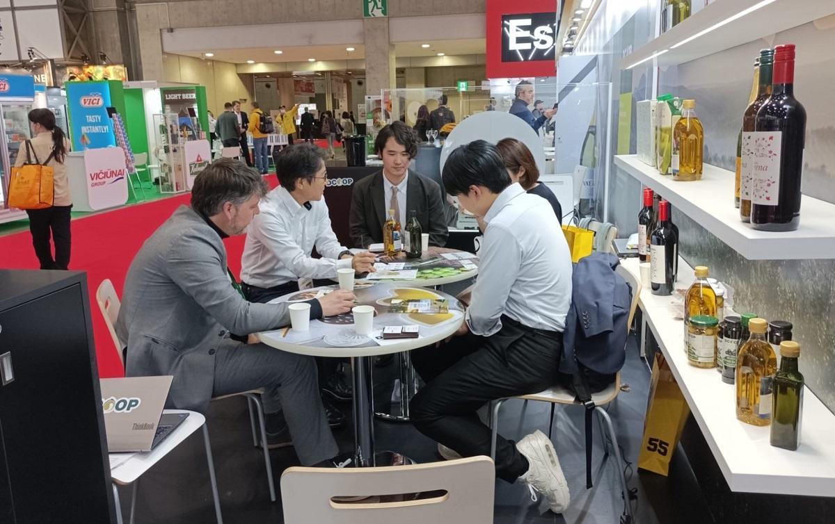 Un expositor del grupo agraolimentario malagueño Dcoop en una feria internacional.