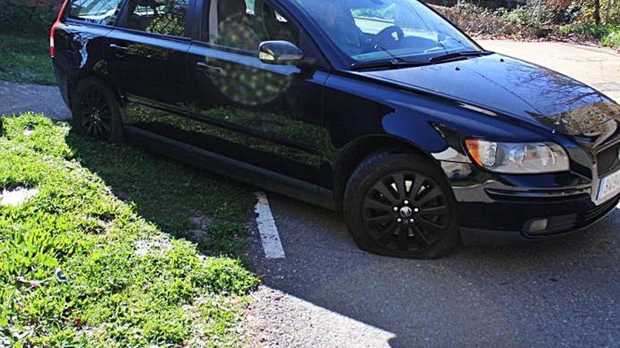 Uno coche con las ruedas pinchadas en Vime. | A. S.