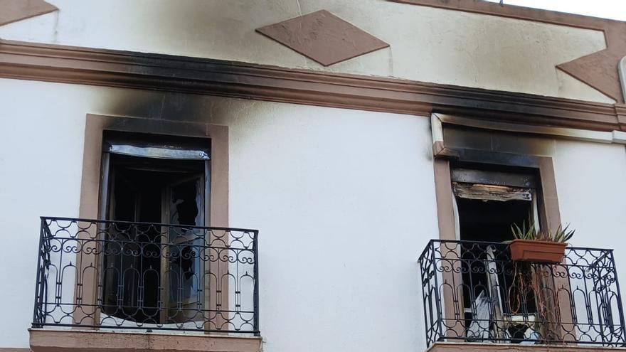 EN VÍDEO | El incendio de Olivenza (Badajoz) en el que ha fallecido una niña se originó en la cocina y en la casa había muchos muebles