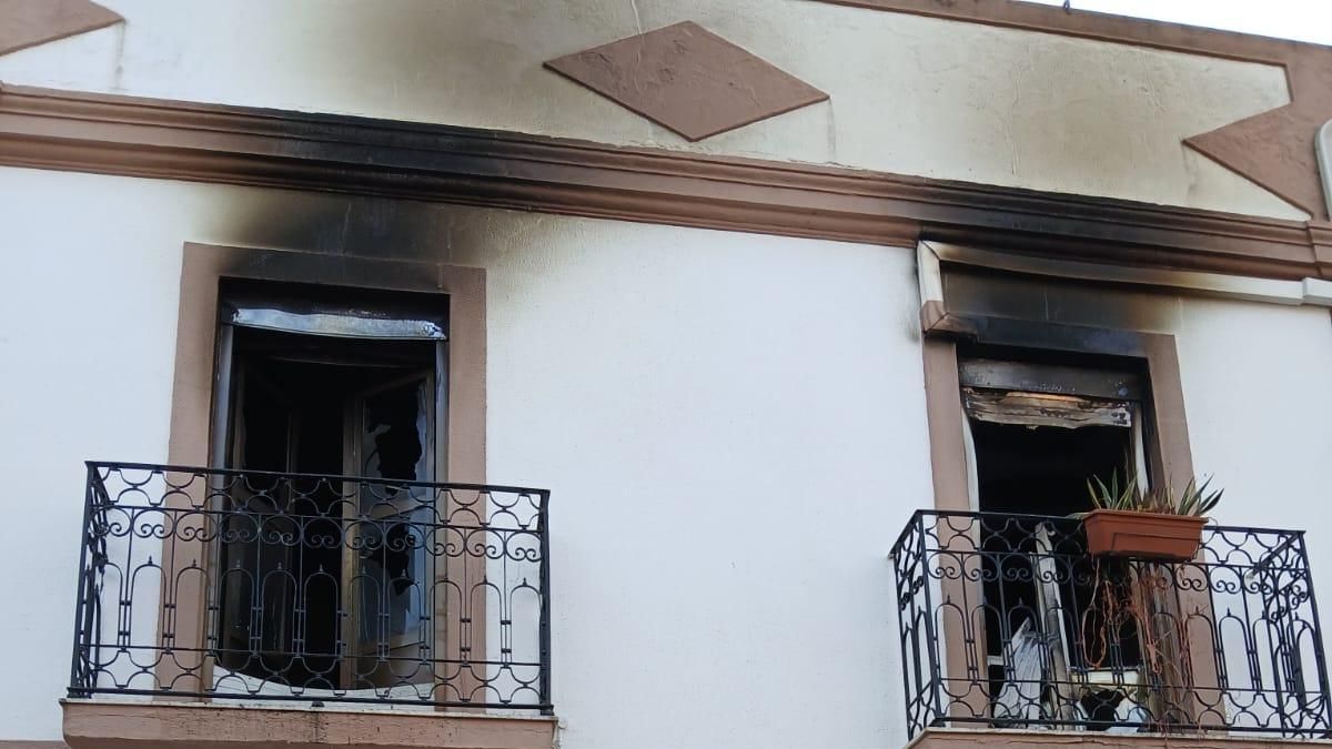 Así ha quedado la fachada de la vivienda donde ha ocurrido el incendio.