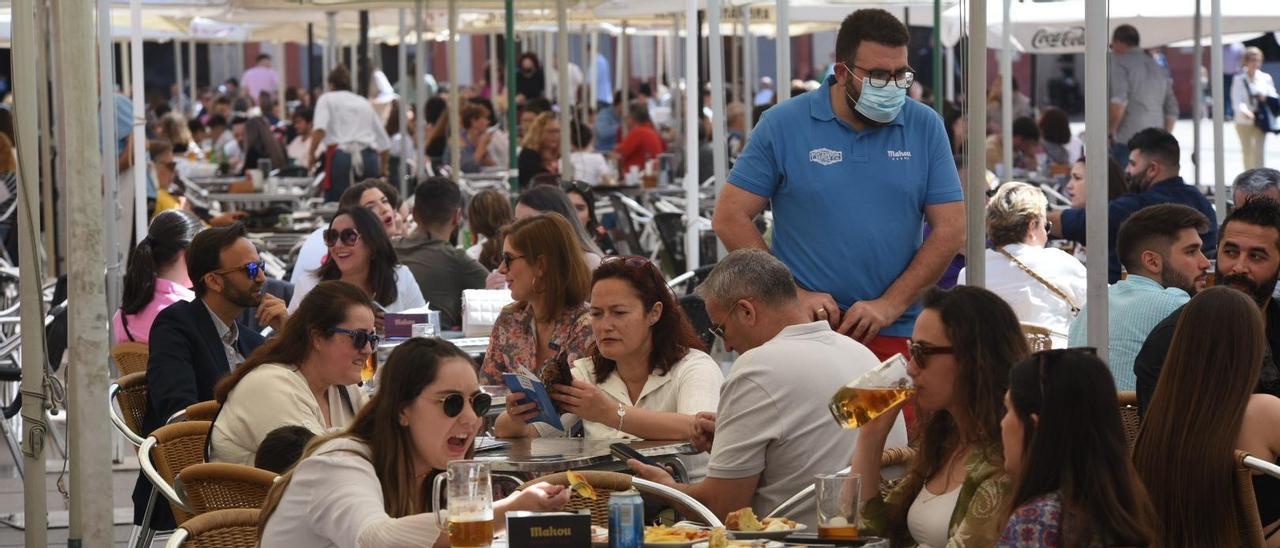 La Gerencia recuerda que hay que acabar con los abusos y garantizar que la acera sea para los peatones.