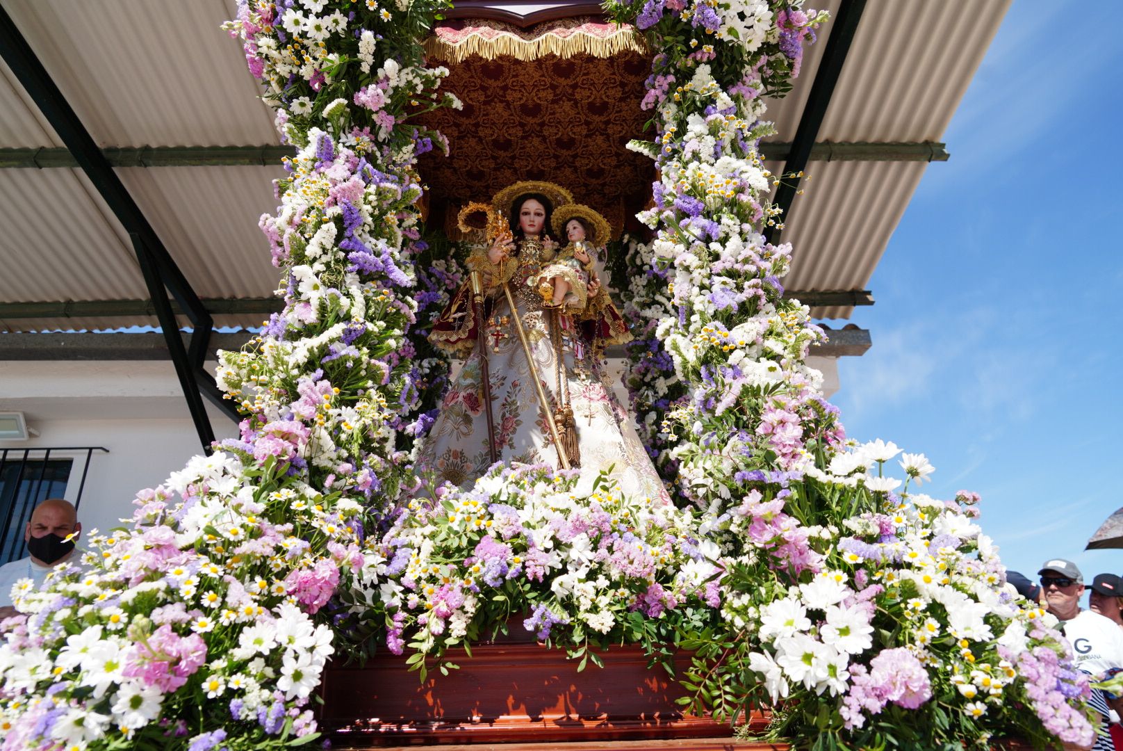 La Virgen de la Antigua regresa a Hinojosa del Duque rodeada de romeros