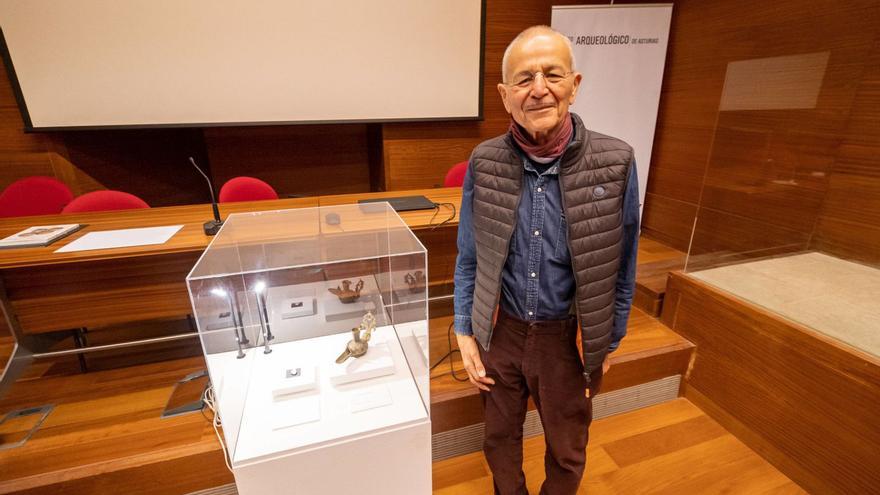 Tawfiq Ibrahim, junto a las dos piezas donadas; abajo, el precinto y el candil.