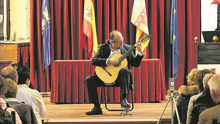Peñíscola se rinde a la guitarra y su variedad musical