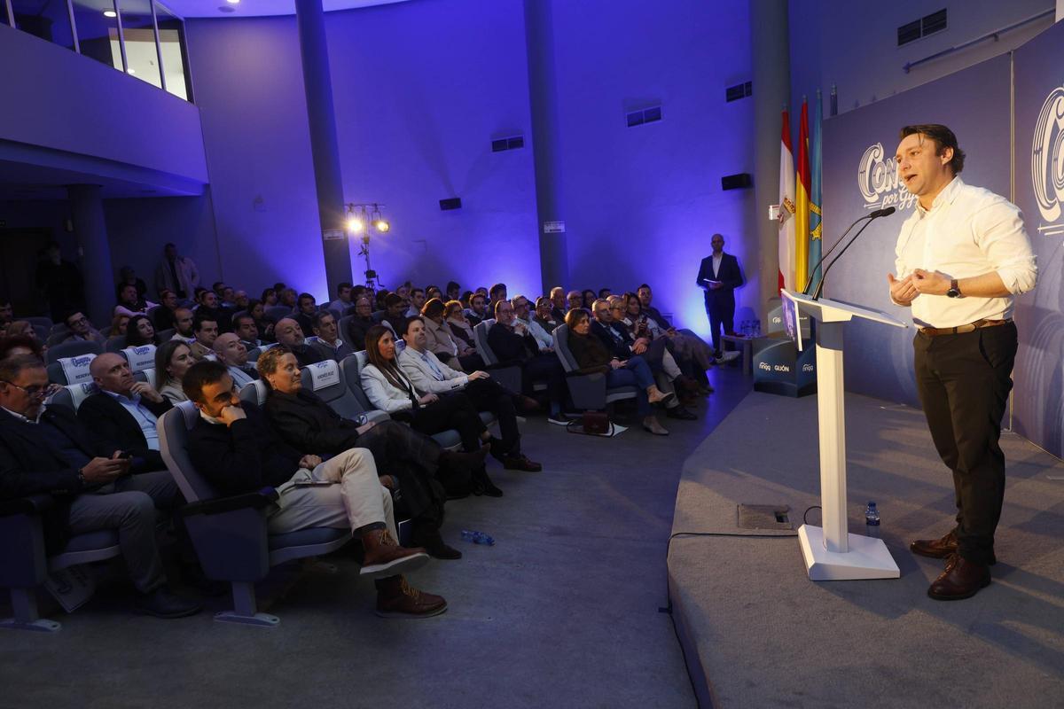 El presidente del PP de Gijón, Andrés Ruiz, clausurando la convención local del PP el día 28 de febrero.