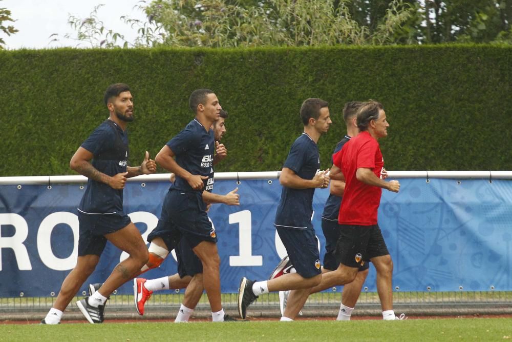 Intenso entrenamiento del Valencia en Évian-les-Bains