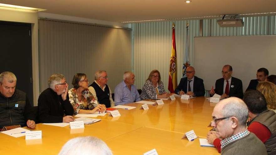 Una de las reuniones del gobierno y colectivos de Cangas por el CIS con el conselleiro. // FdV
