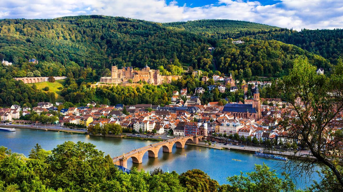 El río Rin a su paso por la ciudad de Heidelberg en Alemania