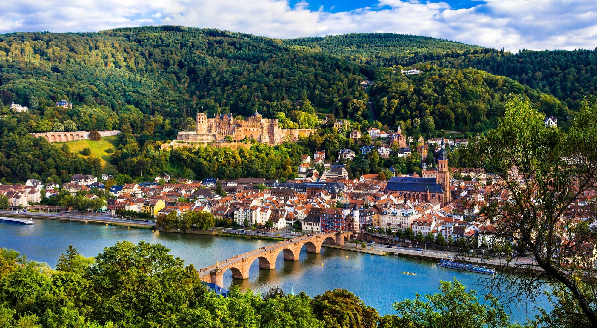 El río Rin a su paso por la ciudad de Heidelberg en Alemania