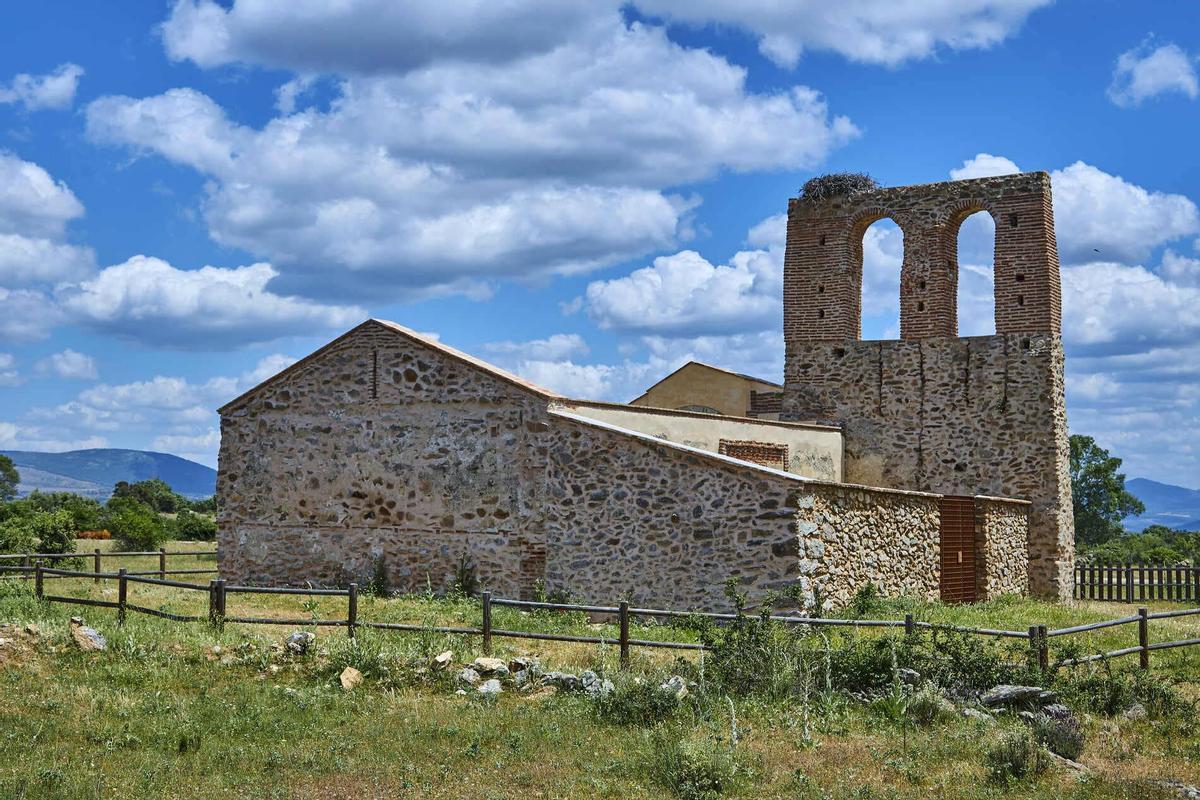 Ruinas de la antigua iglesia de Santiago, en Gargantilla de Lozoya, donde la tradición sitúa el desposorio de Juana la Beltraneja con el duque de Guyena y el juramento de varios nobles en apoyo de su candidatura al trono de Castilla.