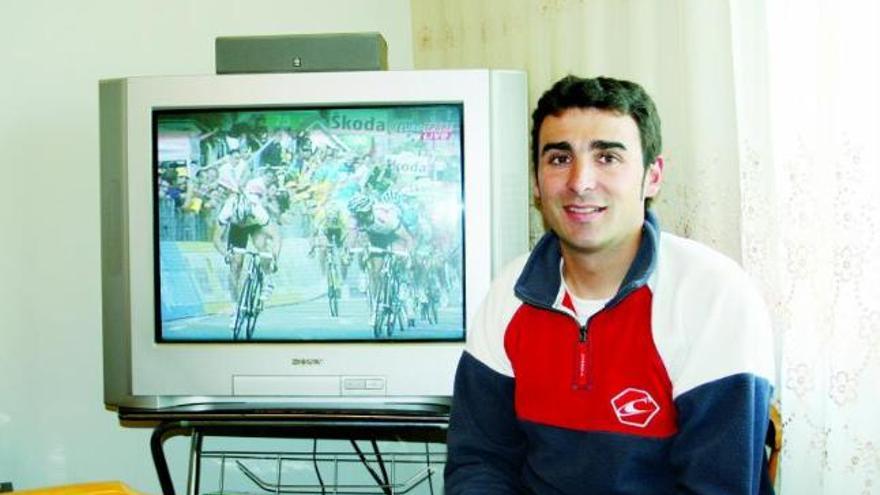 Benjamín Noval, ayer, en su casa, ante la televisión, en el momento del triunfo de Greipel, por delante de Cavendish.