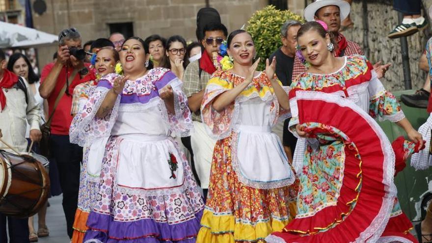 El ritmo colombiano se exhibe en Avilés a pesar de la tragedia: "El baile es más un apoyo cultural para hacer que las personas olviden el mal momento que vivieron"