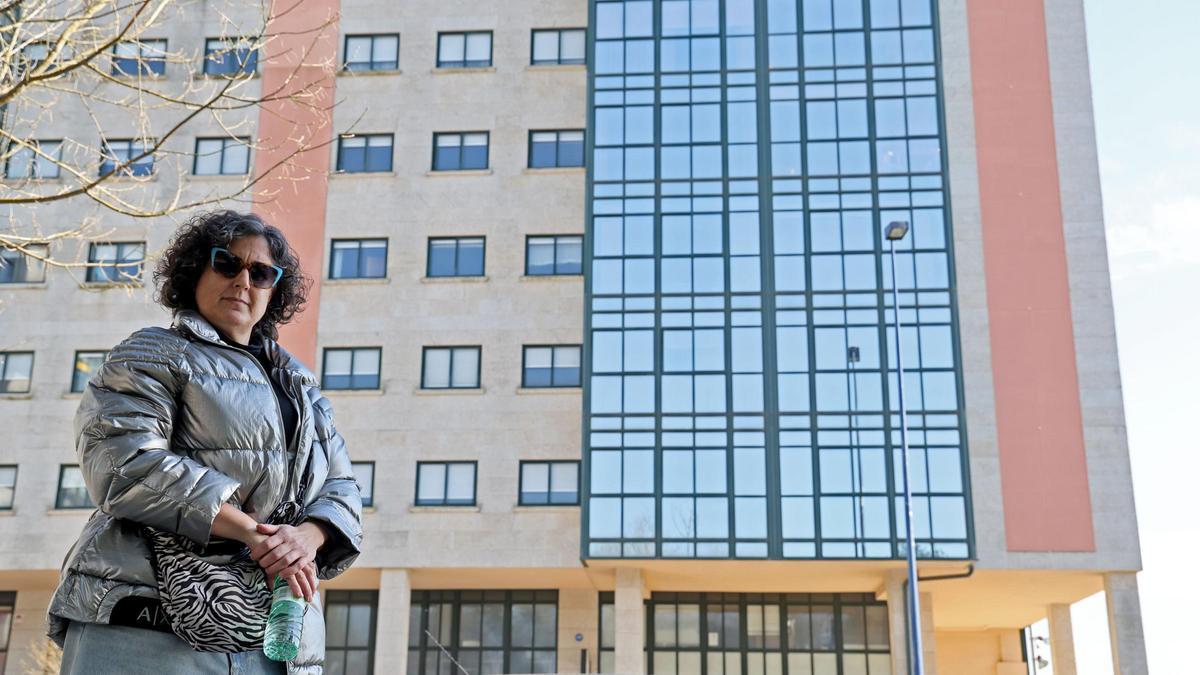 Sonia Román, junto al edificio de Navia en el que se ubica su piso donde vive un inquiokupa.