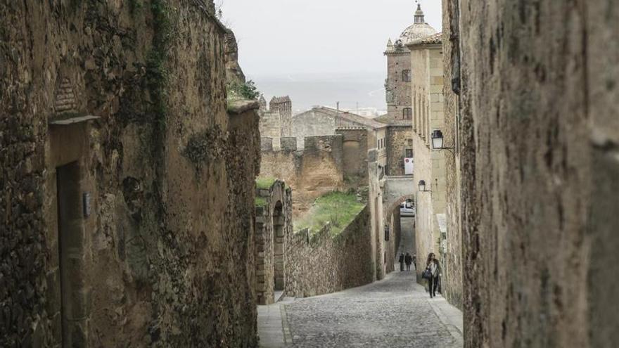 Cáceres pide al Gobierno de Rajoy la rehabilitación integral de la muralla y la ronda sureste