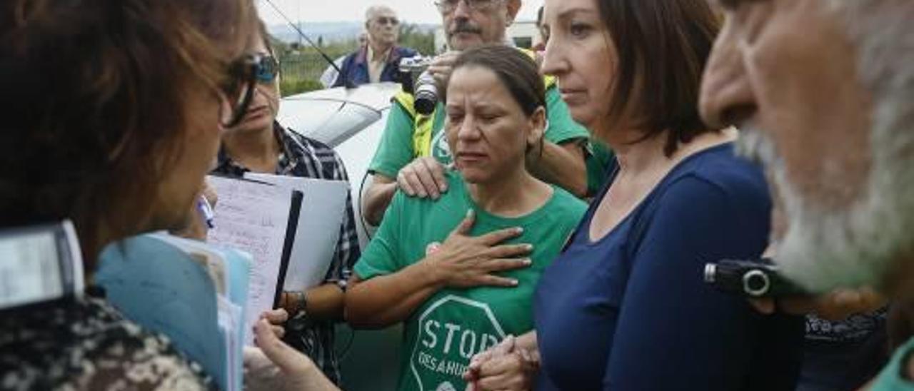 La afectada conversa con la delegación judicial arropada por activistas de la PAH.