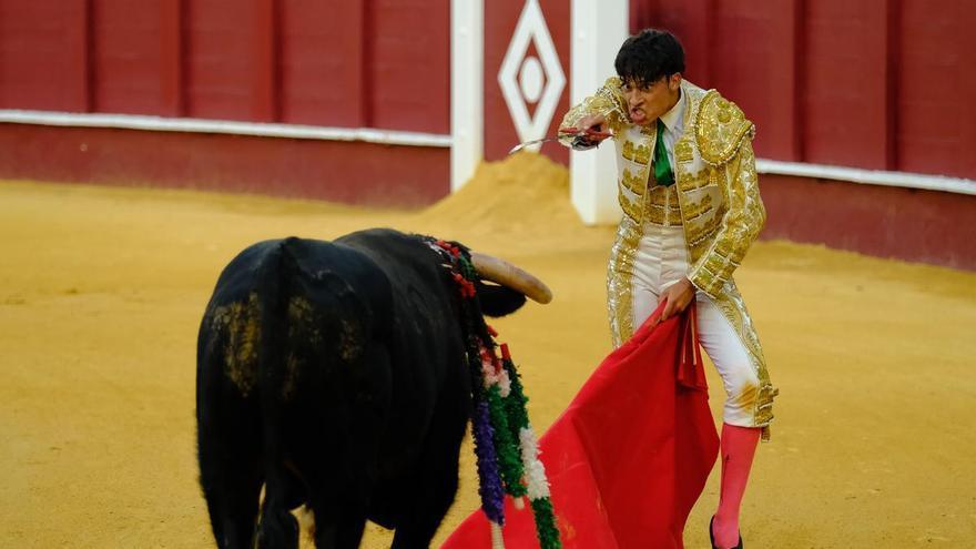 El Gali y Alejandro Duarte pasean los primeros trofeos del Certamen de Escuelas