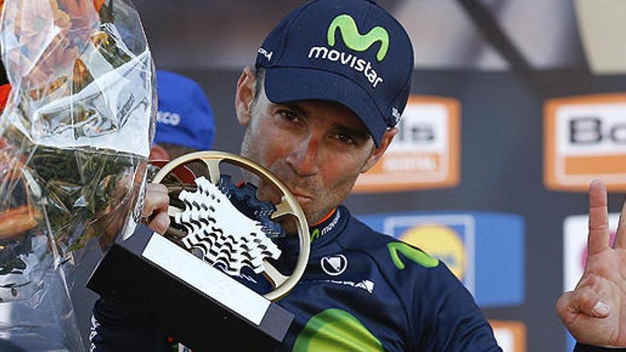 Alejandro Valverde, con el trofeo de la Flecha Valona.