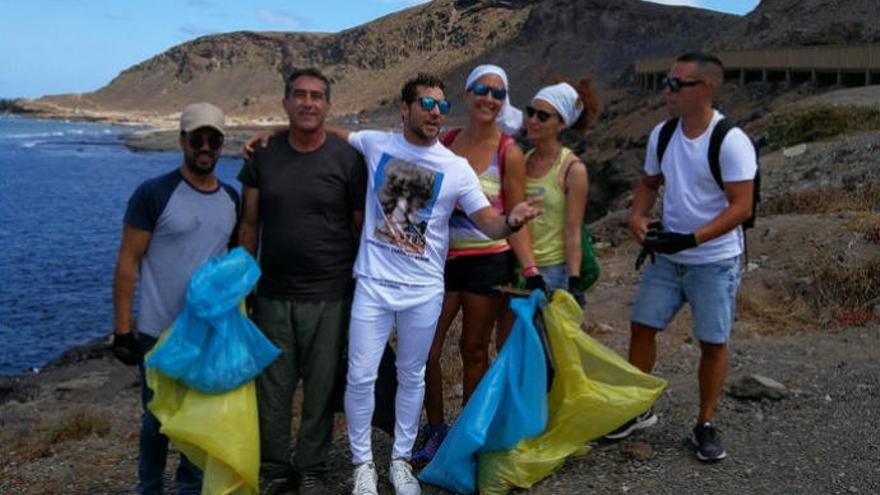 Bisbal sorprende en El Confital elogiando a un grupo de personas que recoge basura