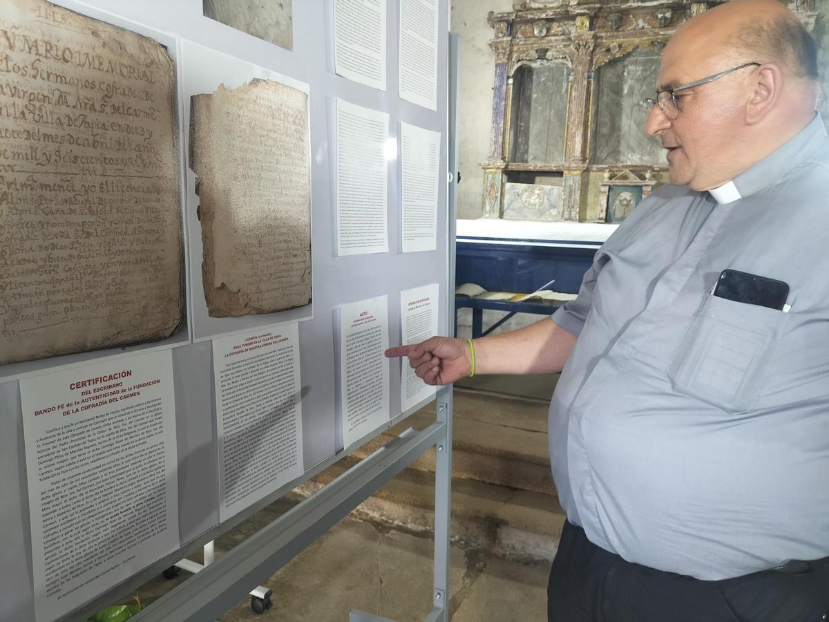 Tapia muestra una exposición histórica: los manucristos de la creación de la Cofradía del Carmen, hace 400 años