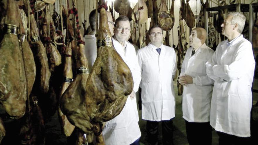 Visita del presidente del Gobierno, Mariano Rajoy (izq.), y el vicepresidente de la Xunta, Alfonso Rueda (dcha.) al secadero Flor da Cañiza en 2016. // A. Hernández