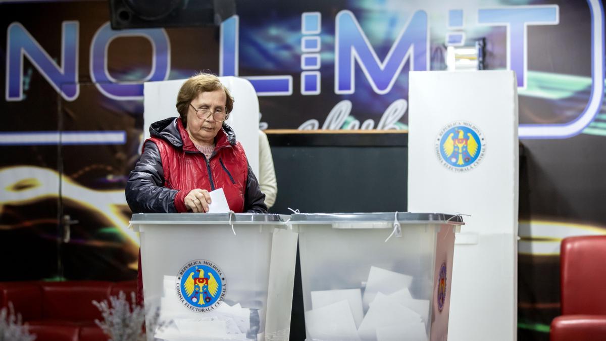 Una mujer deposita su voto en un colegio electoral de la localidad de Hrusevo, Moldavia