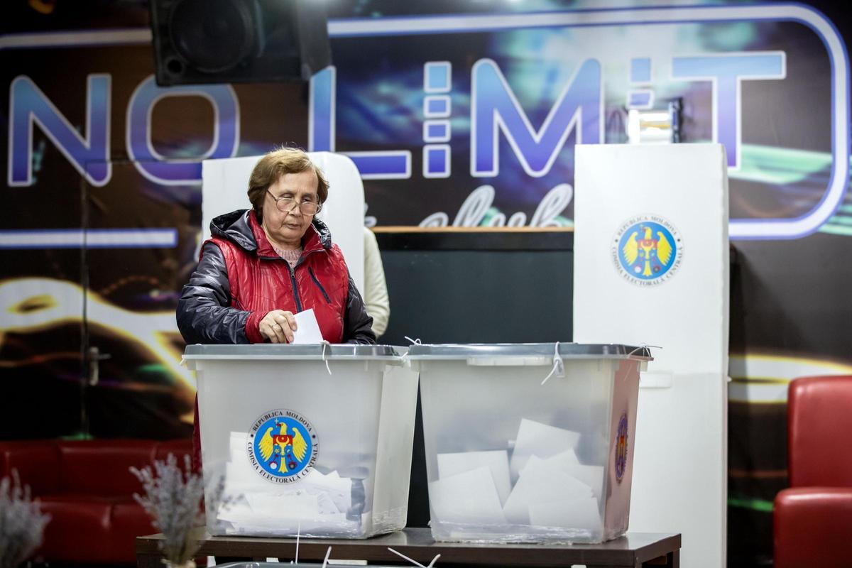 Una mujer deposita su voto en un colegio electoral de la localidad de Hrusevo, Moldavia
