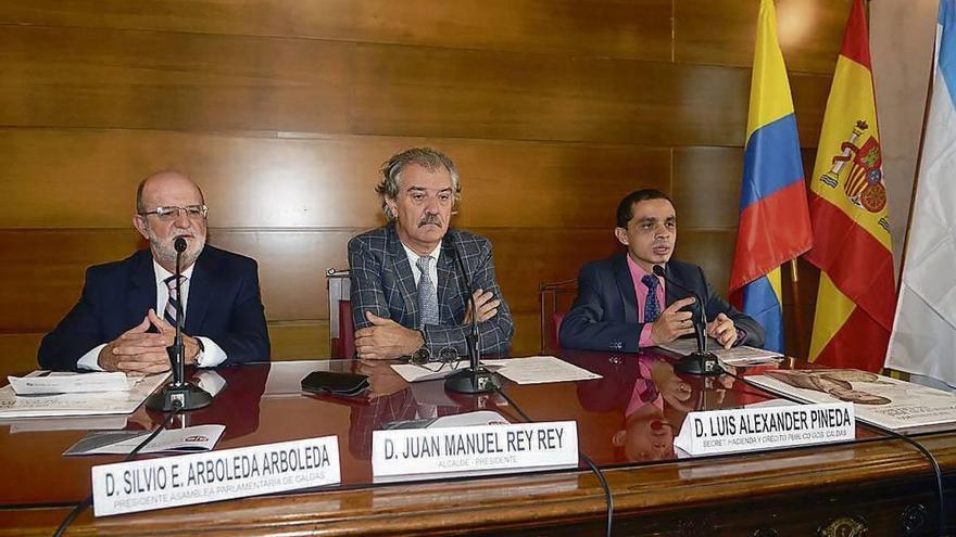 Henry Gutiérrez, Juan Manuel Rey y Alexander Pineda, ayer en el Salón de Plenos de Caldas. // Noé Parga