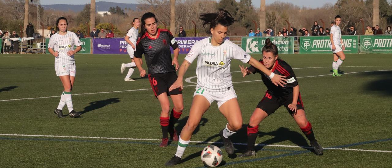 Lance del pasado encuentro entre el Córdoba CF B y el Granada Femenino en la Ciudad Deportiva.