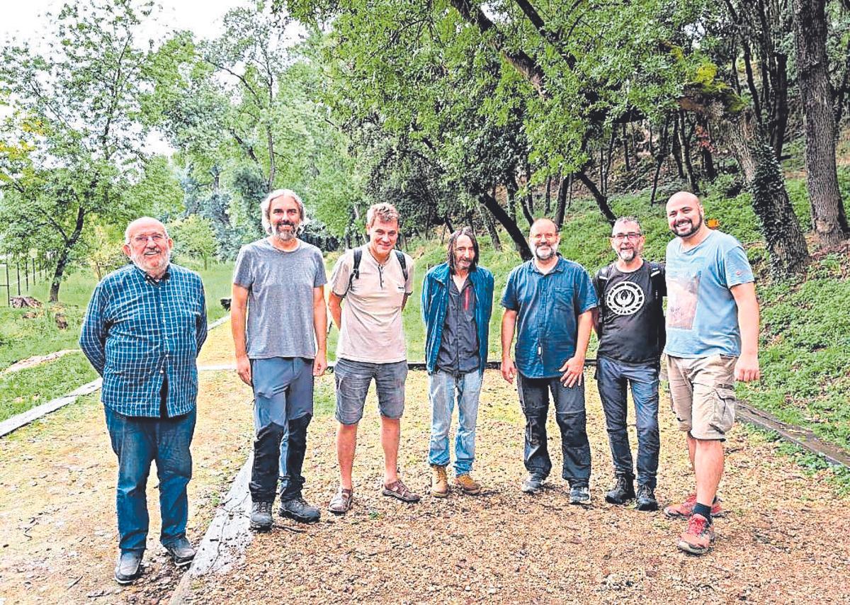 Narcís Soler (primer a l’esquerra), Joaquim Soler (tercer a la dreta) i Isaac Rufí (primer a la dreta) amb l’equip de l’AAG/Aqueonat al Parc de les Coves Prehistòriques de Serinyà.