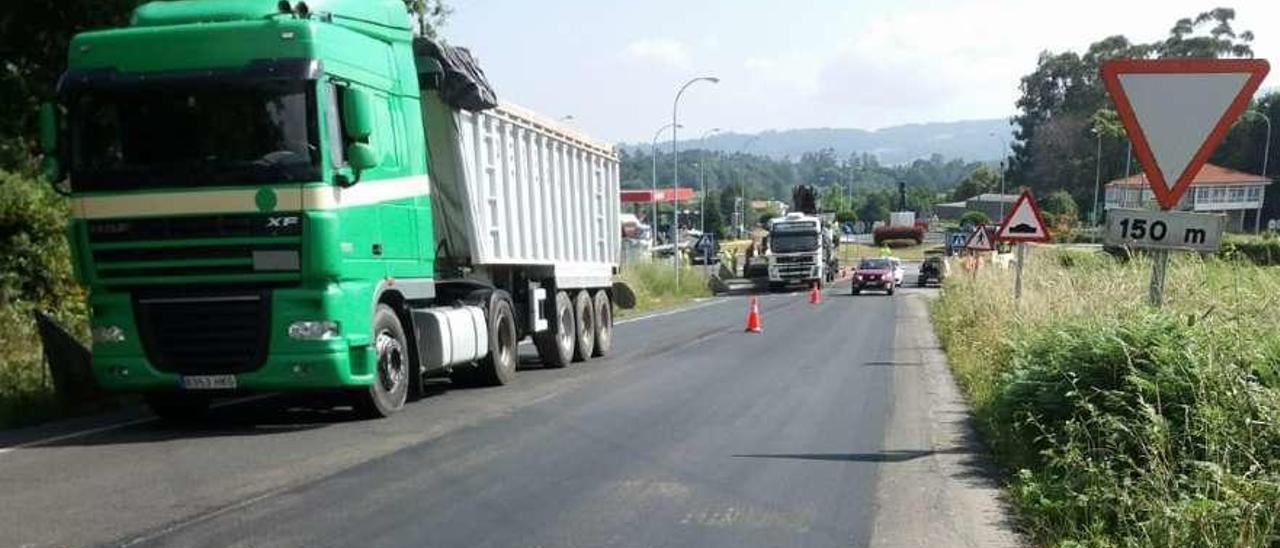 Trabajos de rehabilitación del firme de la EP-7201, ayer, en el entronque con la N-525 en Silleda.