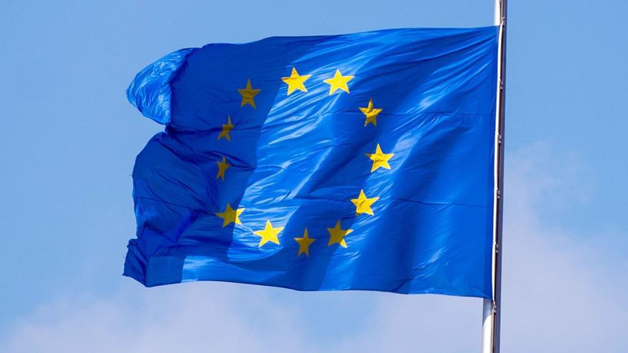 Weht nicht nur am Donnerstag an allen europäischen Regierungssitzen: die EU-Flagge. | FOTO: MONIKA SKOLIMOWSKA, DPA