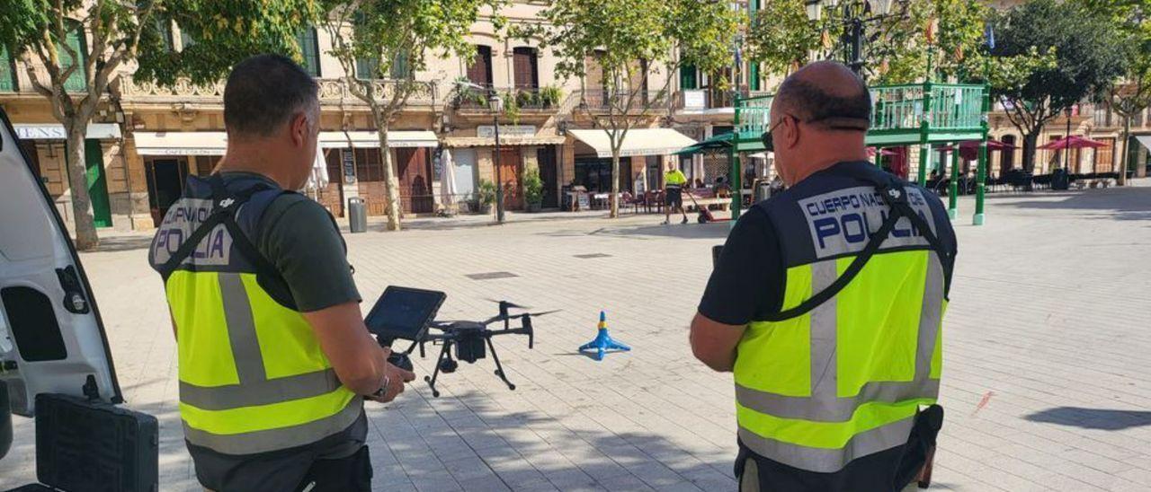 Die Beamten ließen die Drohnen vom Rathausplatz in Llucmajor starten. FOTO: DM