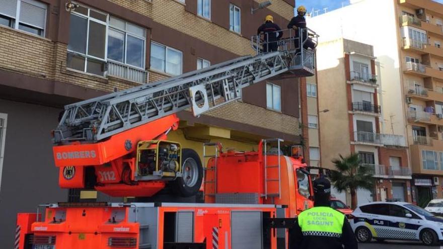 Dañados varios vehículos por la caída de unos cascotes en Sagunt