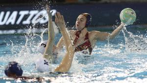 FUNCHAL (PORTUGAL), 26/01/2026.- La jugadora de España Ariadna Ruiz (d) intenta un lanzamiento durante el partido del Campeonato de Europa de waterpolo entre España y Hungría, este lunes en Funchal, Portugal. EFE/ HOMEM DE GOUVEIA